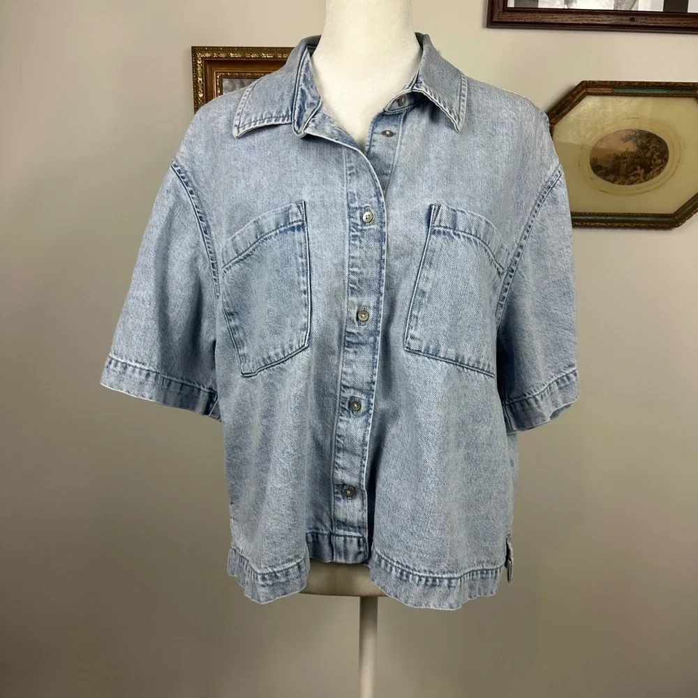 Gap Denim Short Sleeve Button Down Cropped Shirt - SIZE L Light Wash Lightweight - Picture 2 of 6